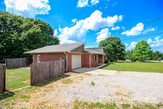 Building Photo - Charming 3-Bedroom Ranch with Spacious Bac...