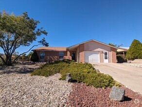 Building Photo - 118 Pumice Loop NE