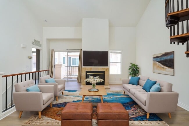 Building Photo - Delightful 1 Bedroom + Loft in UTC La Jolla