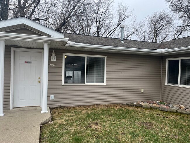 Apt 991 - 997 N Highway 105