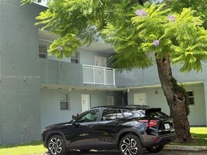 Building Photo - 9371 Fontainebleau Blvd