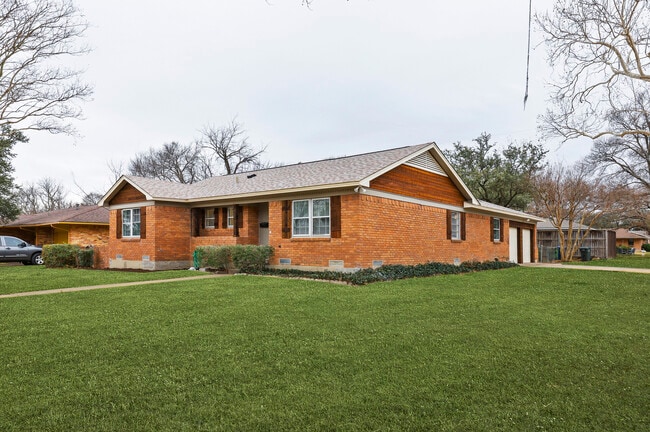 Building Photo - 1301 Swallow Ln