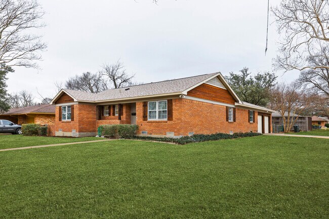 Foto del edificio - 1301 Swallow Ln