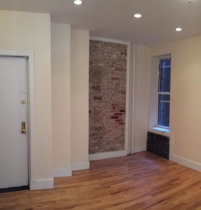 Building Photo - 526 Dahill Rd
