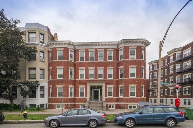 Building Photo - Nicely updated large 2 bed split in Allston.
