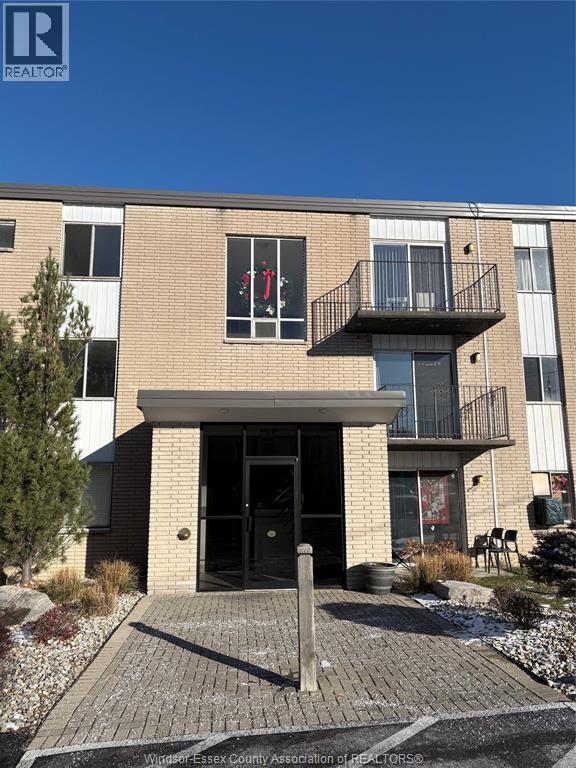 Building Photo - 6490 Wyandotte St E