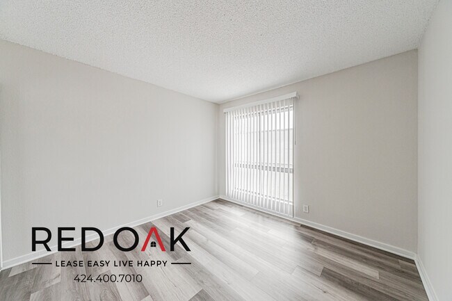 Foto del edificio - 21315 Roscoe Blvd