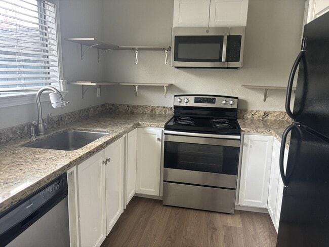 Building Photo - 221 College View Dr