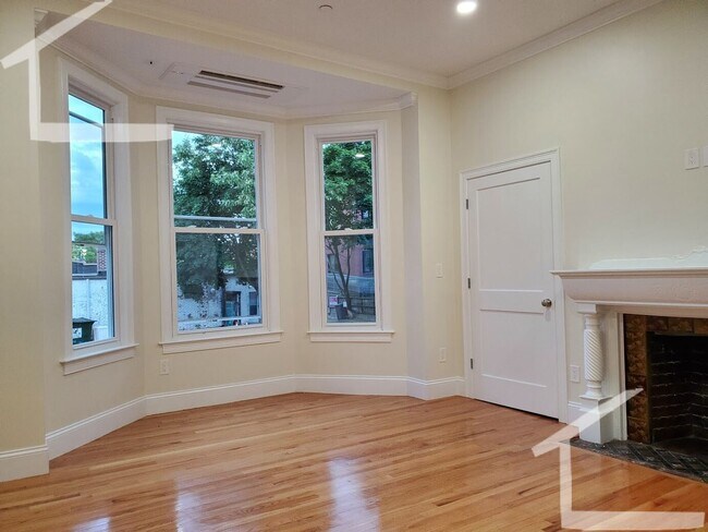 Foto del edificio - Spacious, Renovated Unit Right In The Hear...