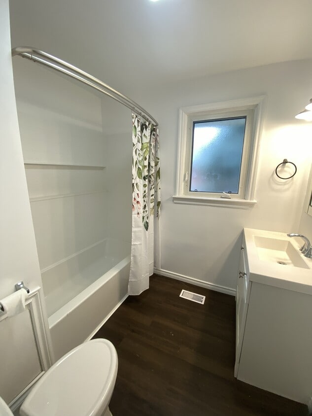 Primary Photo - 31 Tunis Ave