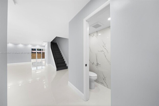 Foto del edificio - 2407 NE 10th St