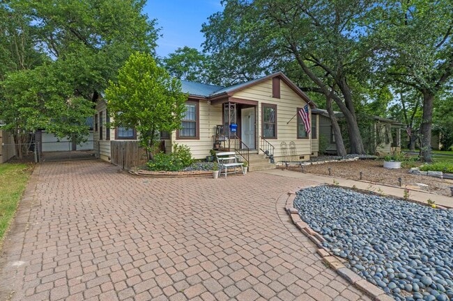 Building Photo - 3206 Kerbey Ln