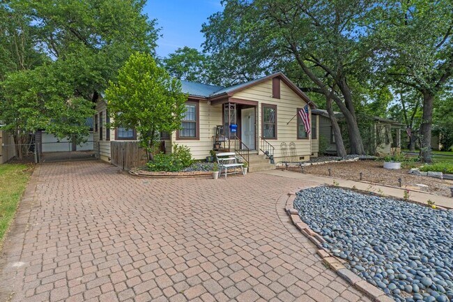 Foto del edificio - 3206 Kerbey Ln