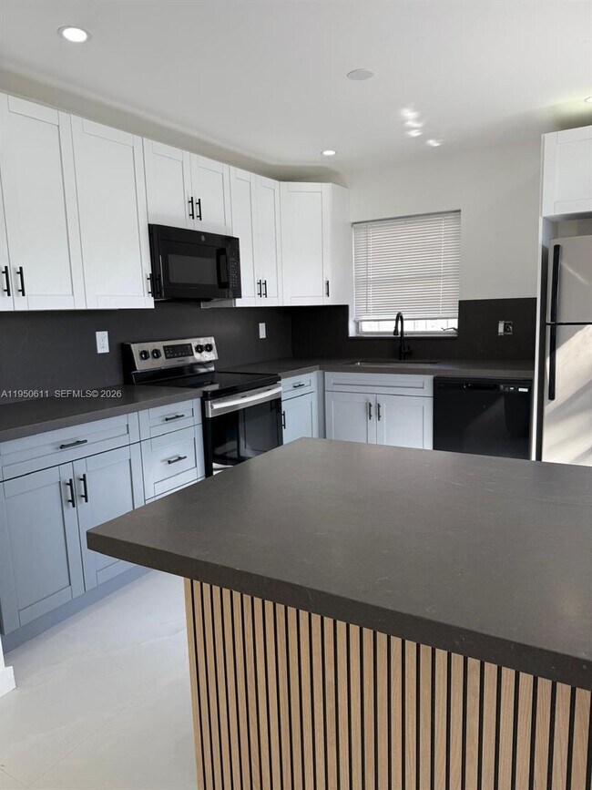 Foto del edificio - 1054-1058-1058 SW 2nd St