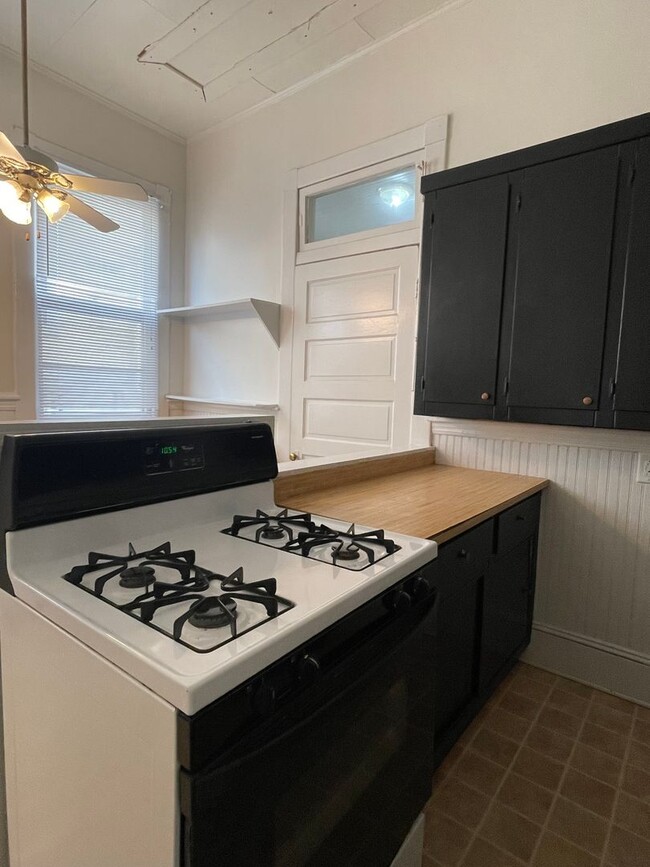 Building Photo - Spacious One Bedroom Apartment in Downtown...