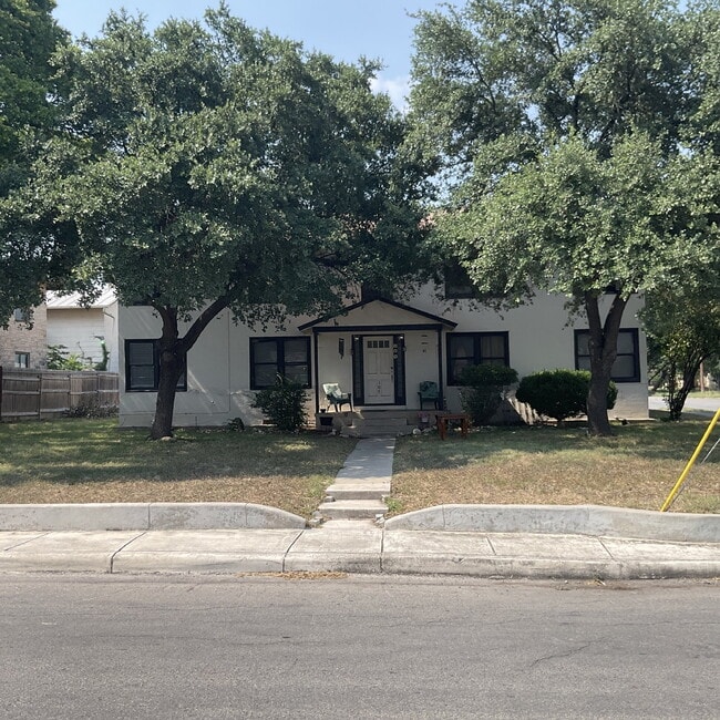 Building Photo - One Bed/One Bath Close to Woodlawn Lake Park