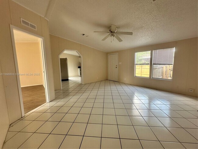 Foto del edificio - 22844 Tradewind Rd