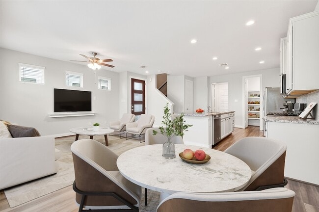 Foto del edificio - 9816 Magnolia Village Ln