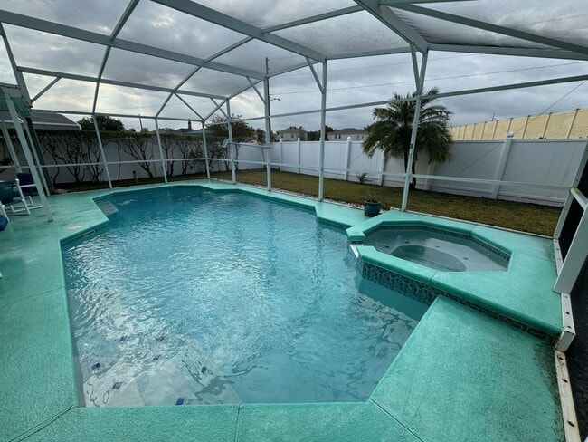Building Photo - Move In Ready Vacation Home! Pool and Lawn...