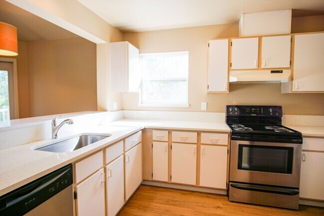 Foto del edificio - Spacious 2 Bed-2 Bath Flat in SW Portland Ready Mid-April!