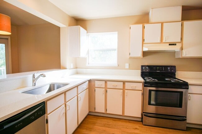 Building Photo - Spacious 2 Bed-2 Bath Flat in SW Portland Ready Mid-April!