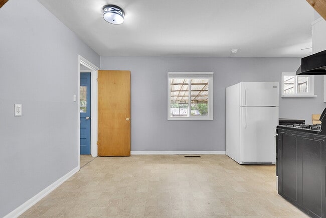 Building Photo - $2,050.00, 3-bed, 2 bath, located in Color...