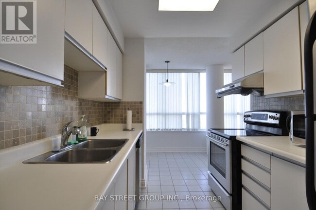 Building Photo - 400 Webb Dr