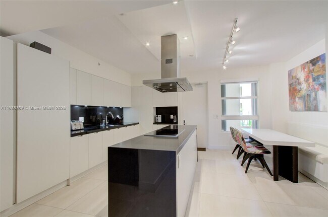 Foto del edificio - 701 Crandon Blvd