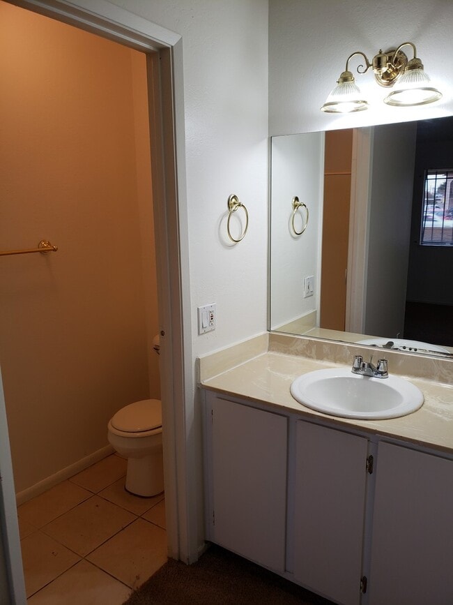 Foto del edificio - 3 Bed 2 Bath Townhome Close To The Strip!