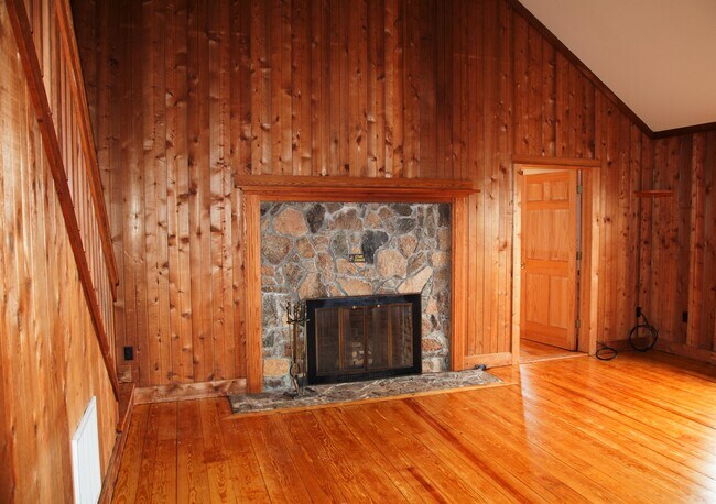 Building Photo - 975 Wakefield Farm