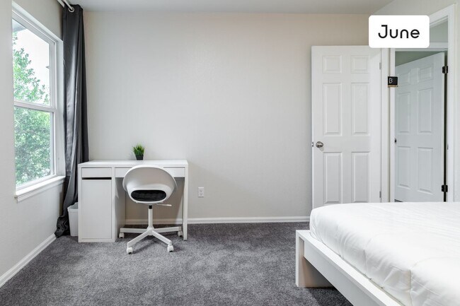 Building Photo - ROOM ONLY in 3-bed/1.5-bath Home