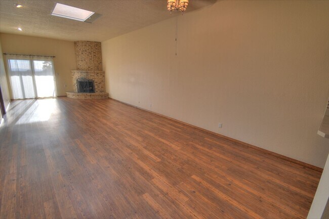 Building Photo - NE Heights Town Home