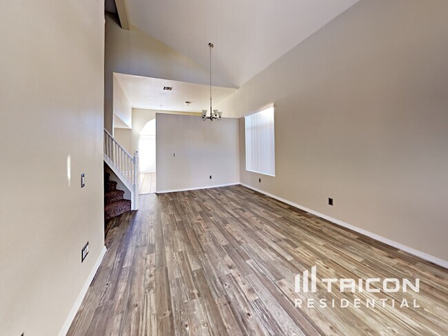 Building Photo - 210 Mariposa Way