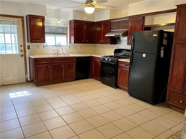 Building Photo - 6902 Thorncliffe Dr