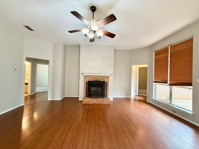 Foto del edificio - Charming 4-bed/2-bath in Bullard’s Legacy Estates!