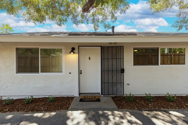 Building Photo - Downtown Ojai Cottage