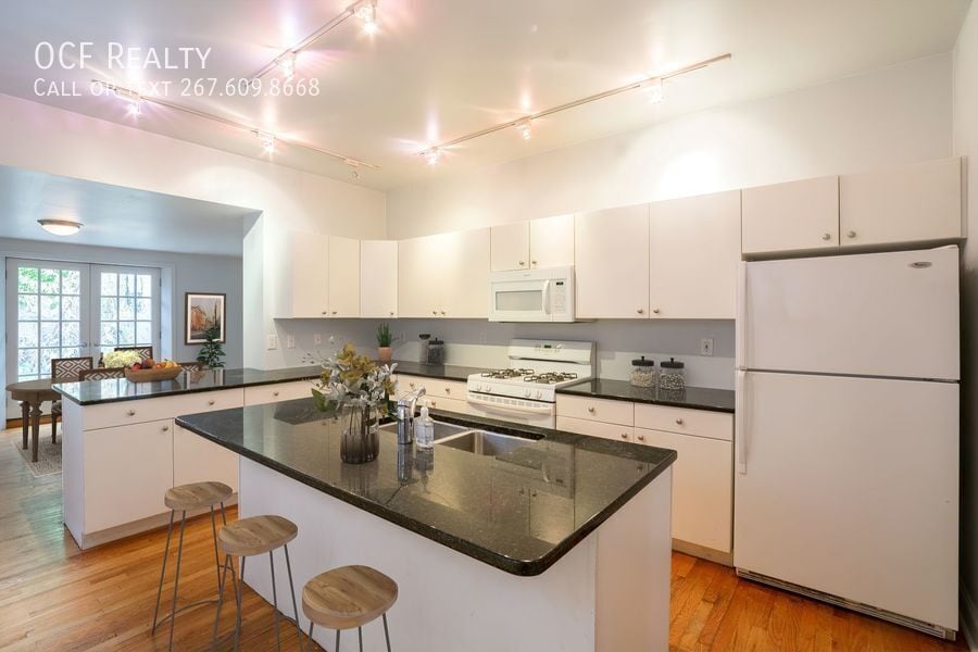 Primary Photo - Luxury 4 Bedroom Townhouse w Private Deck!