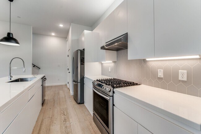 Foto del edificio - Prime location at Henderson and Ross, Two bedroom Condo w/ Private Drive