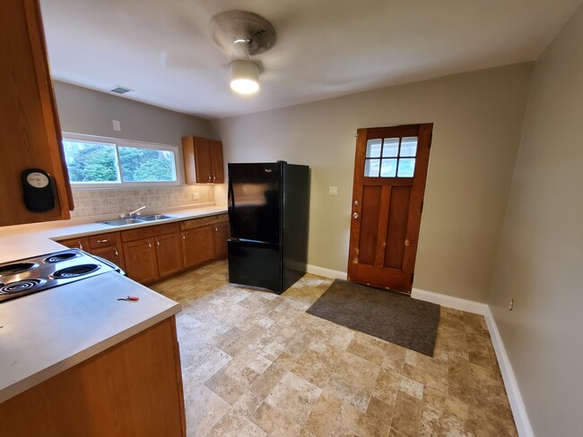 Kitchen - 315 S Hamilton Ave