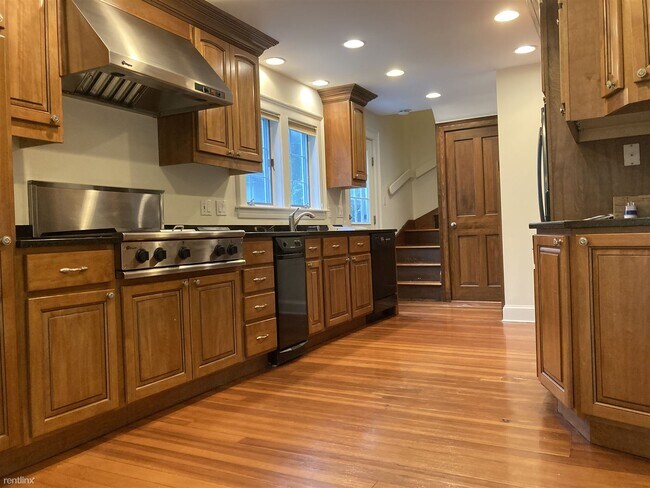 Foto del edificio - 4 br, 2 bath Duplex - 19 Appleby Rd