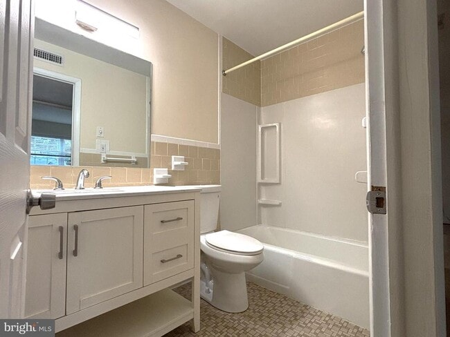 Building Photo - 428 Montemar Ave