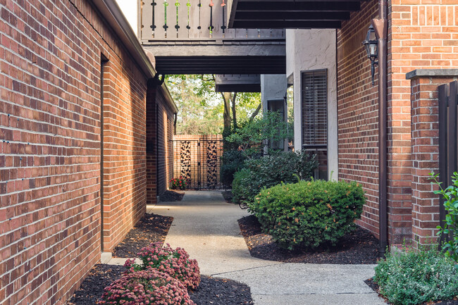 Entry Walkway - 1234 Fountaine Dr