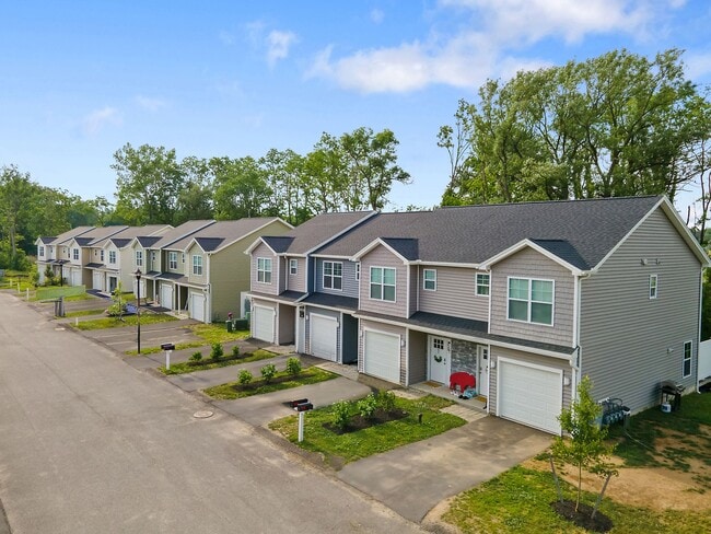 Building Photo - Marion Gardens Townhomes - New Baldwinsvil...