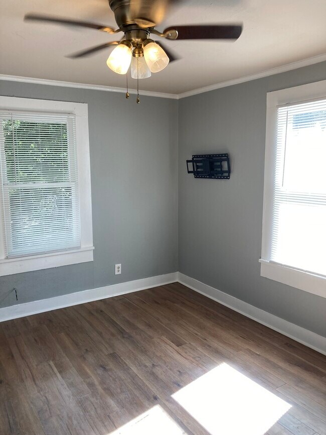 Building Photo - Fresh remodel! Small 2 bedroom/1 bath in W...