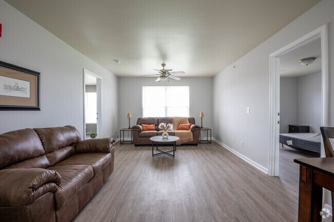 3BR, 3BA - 650SF - Sala de estar - Campus Pointe Apartments