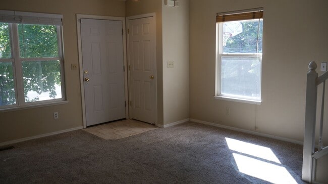 Building Photo - 4 Bed 3 Bath off Dublin/Powers w/AC- Avail...
