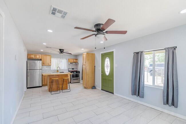 Building Photo - Adorable updated 2 Bedroom 1 Bath Home on ...