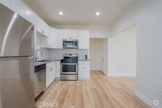 Building Photo - 418 N Hill Ave