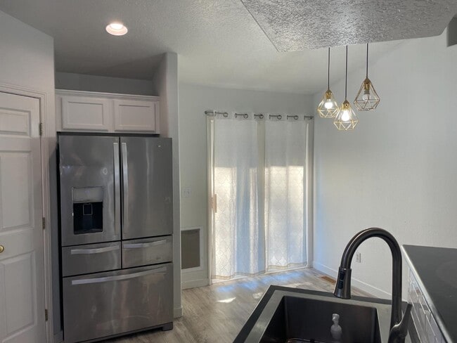 Foto del edificio - 1327 N Andrew Dr