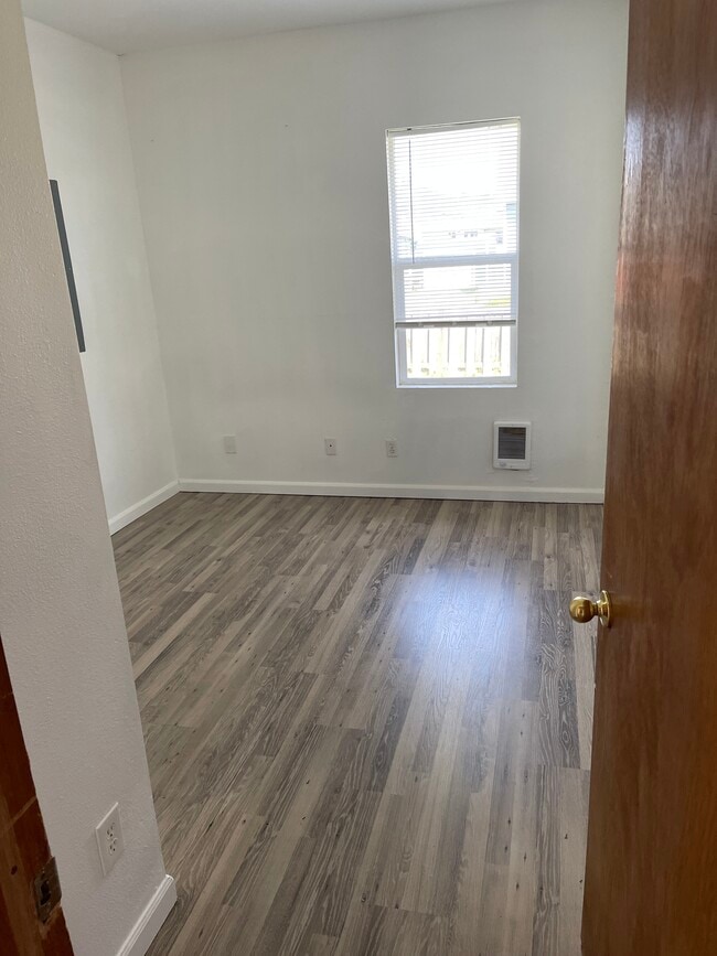 Building Photo - 1505 Bay Ave